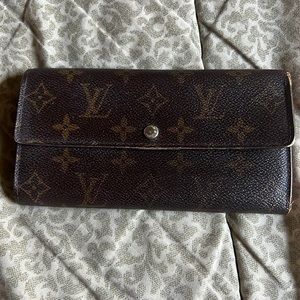 Louis Vuitton Sarah Leather Wallet With Gold Luxury Chain